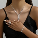 Juego de collar con aretes y pulsera