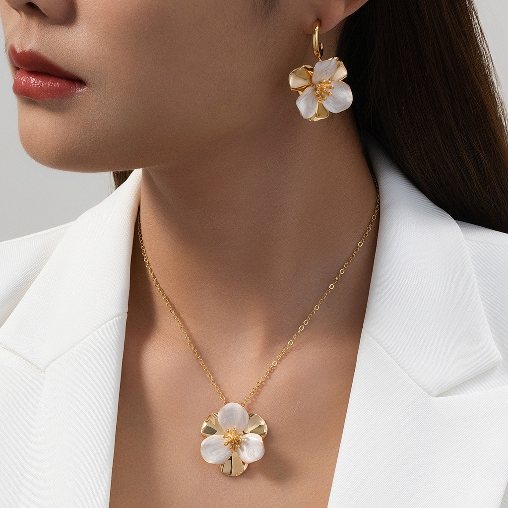 Juego de collar con aretes florales