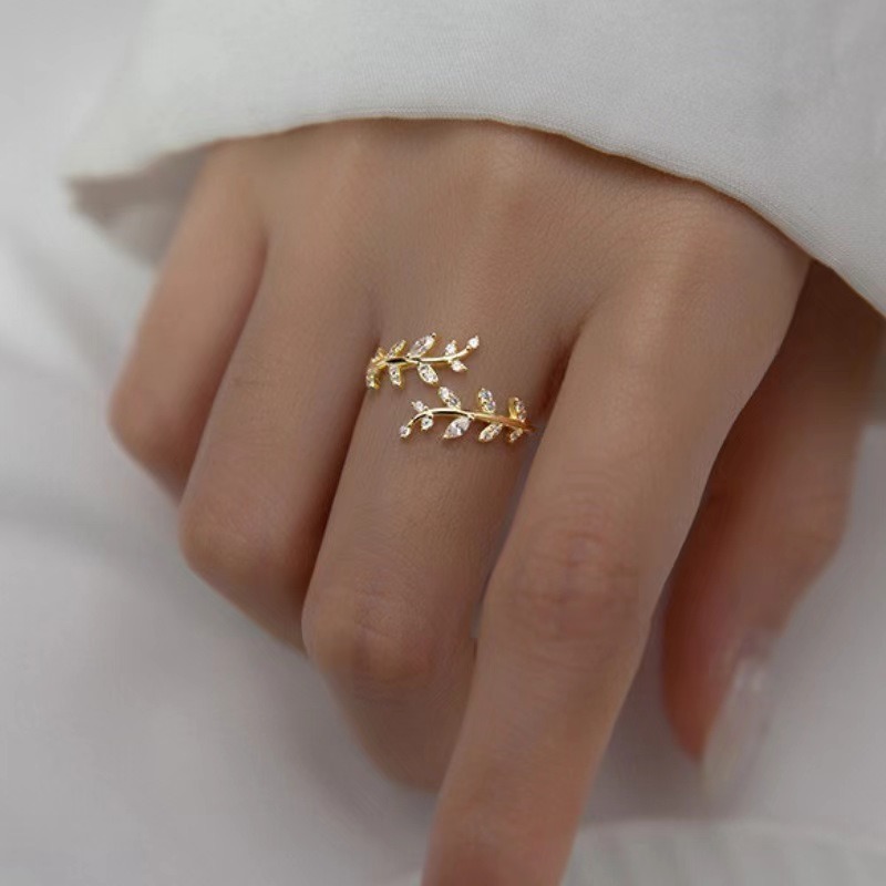 Anillo abierto con fila de hojas