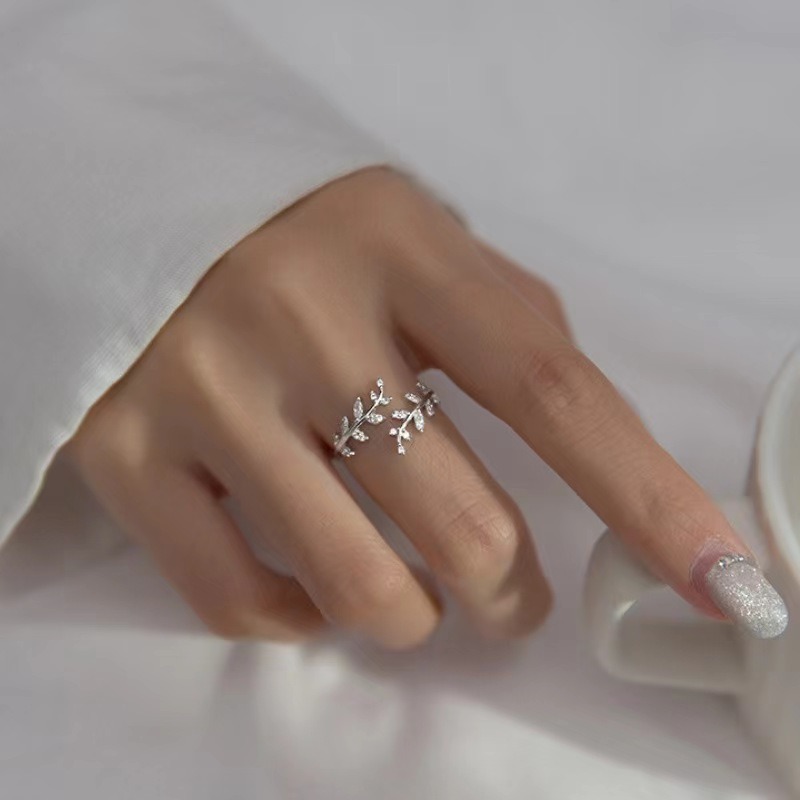 Anillo abierto con fila de hojas