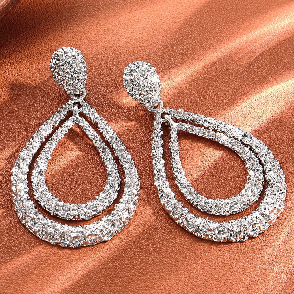 Aretes de metal en forma de gota