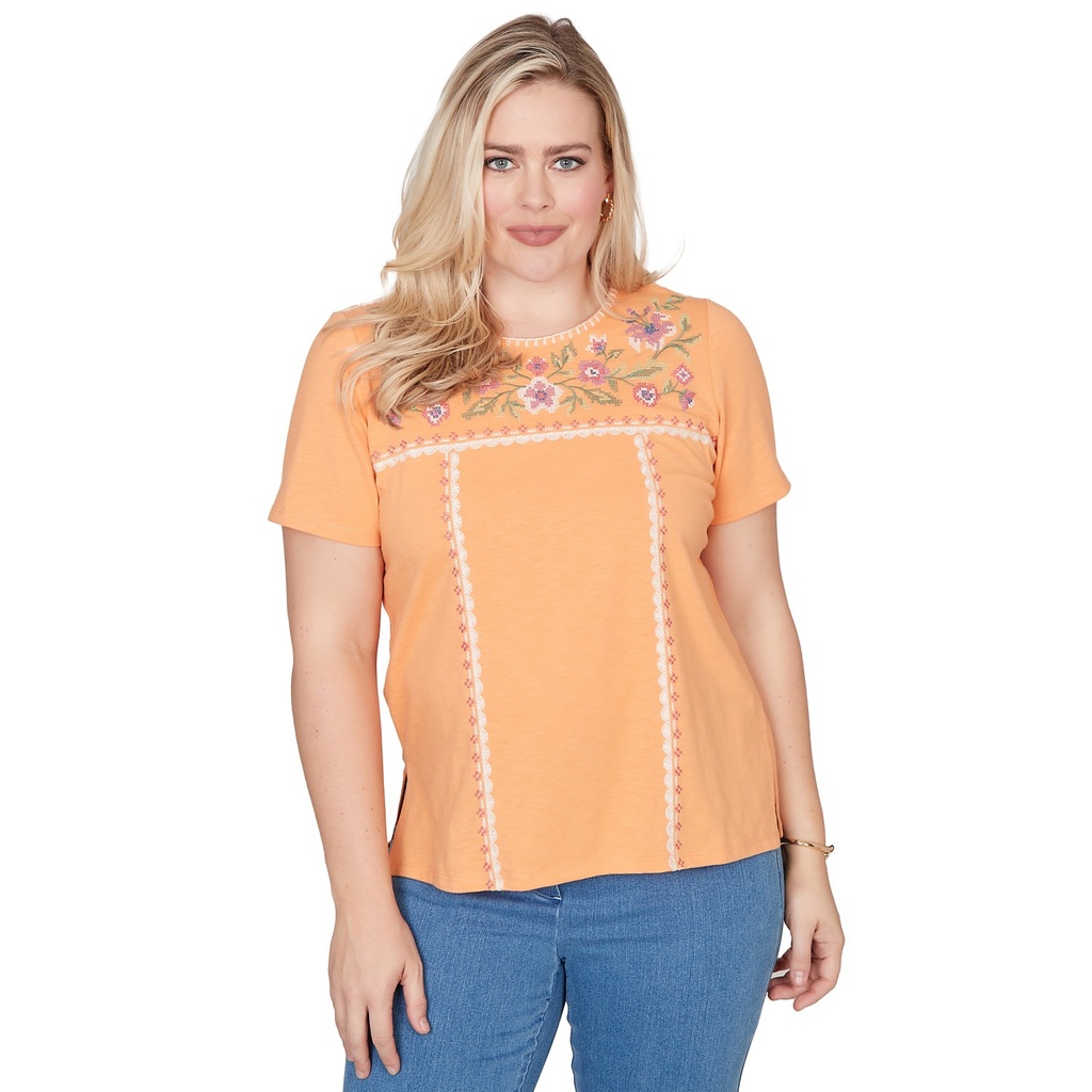 Blusa con cuello floral bordado