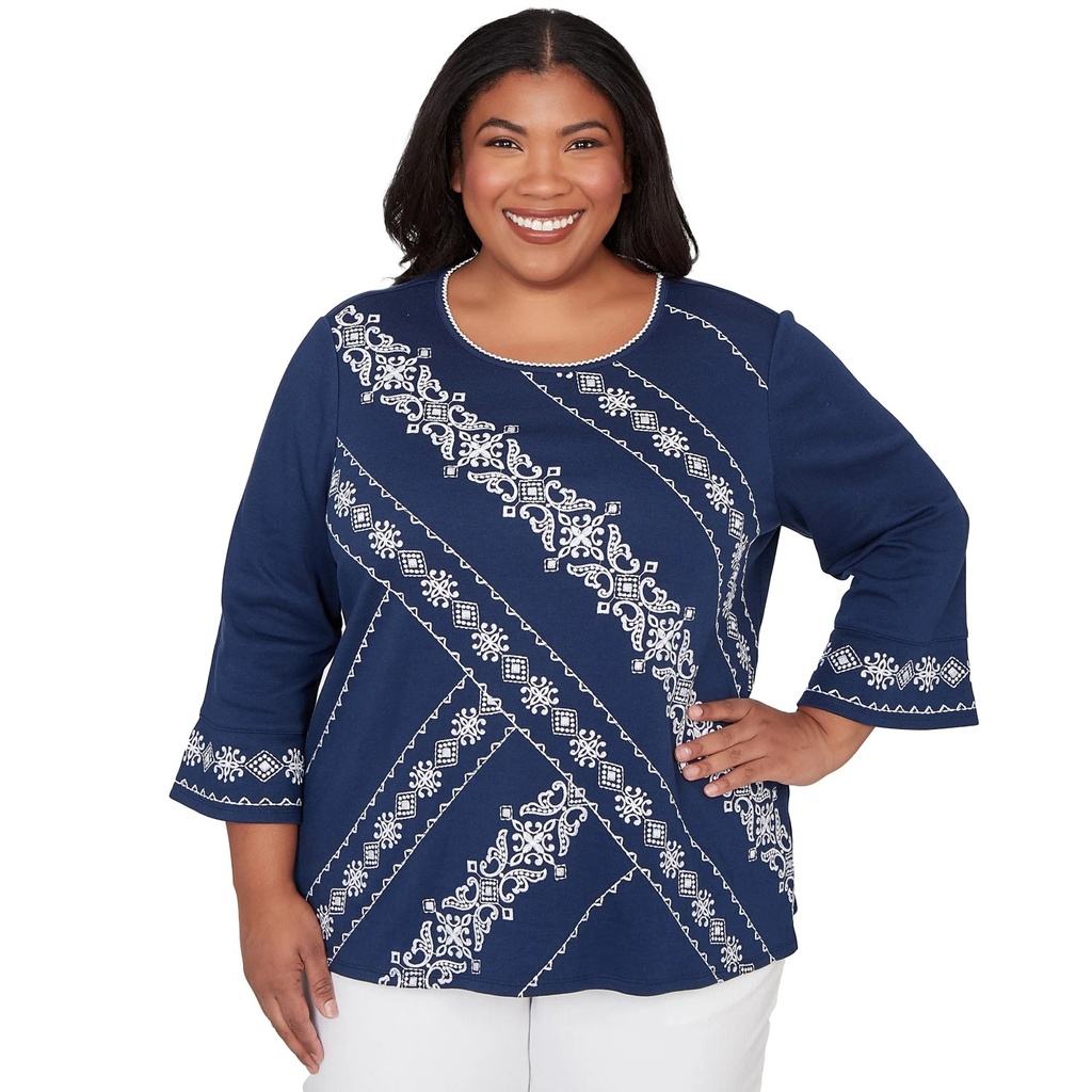 Blusa bordada con diseño de pergamino (copia)