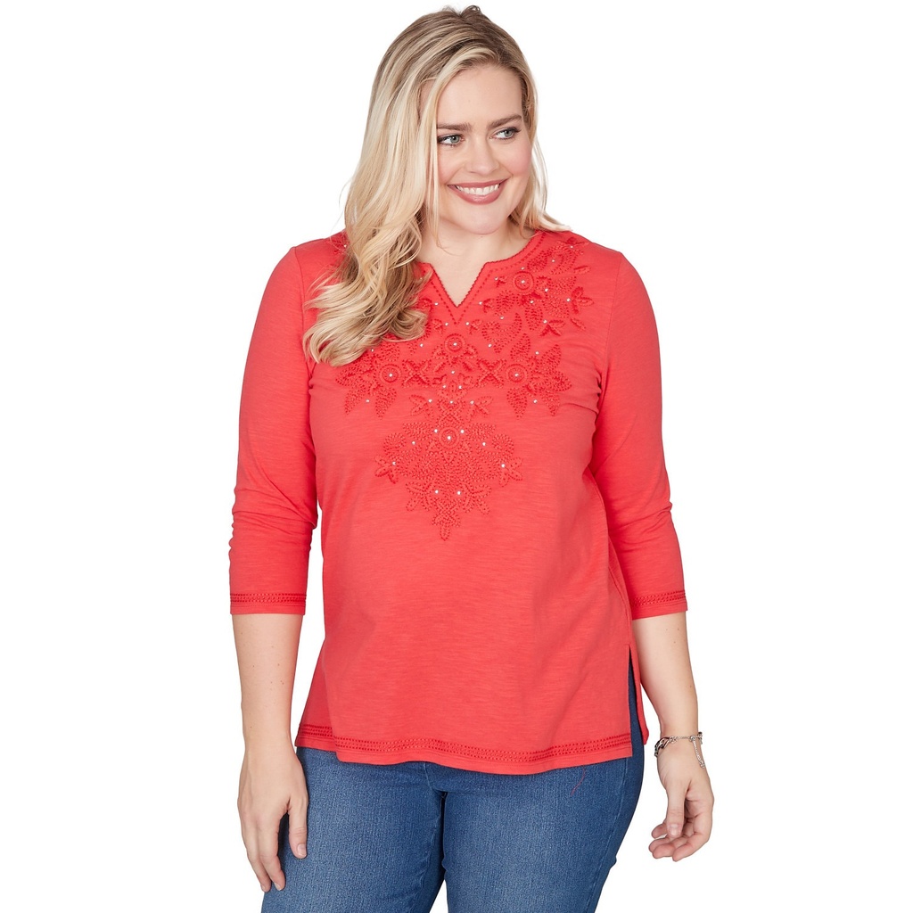 Blusa con cuello dividido y bordado