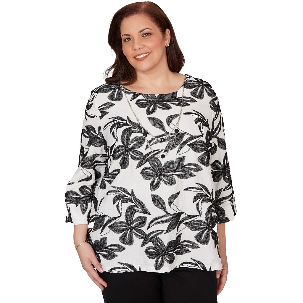 Blusa con bordado de flores y collar