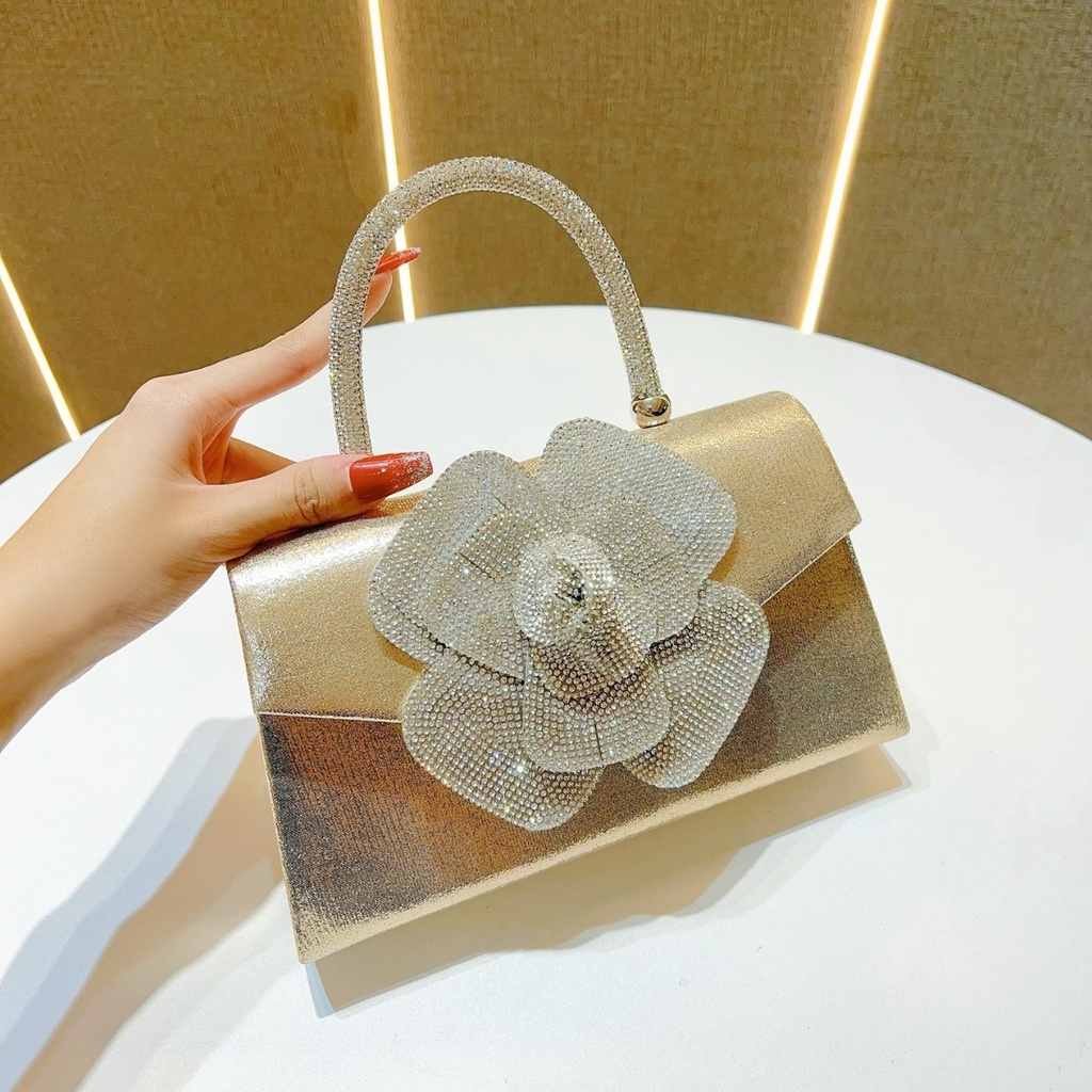 Bolso con diamantes y rosas