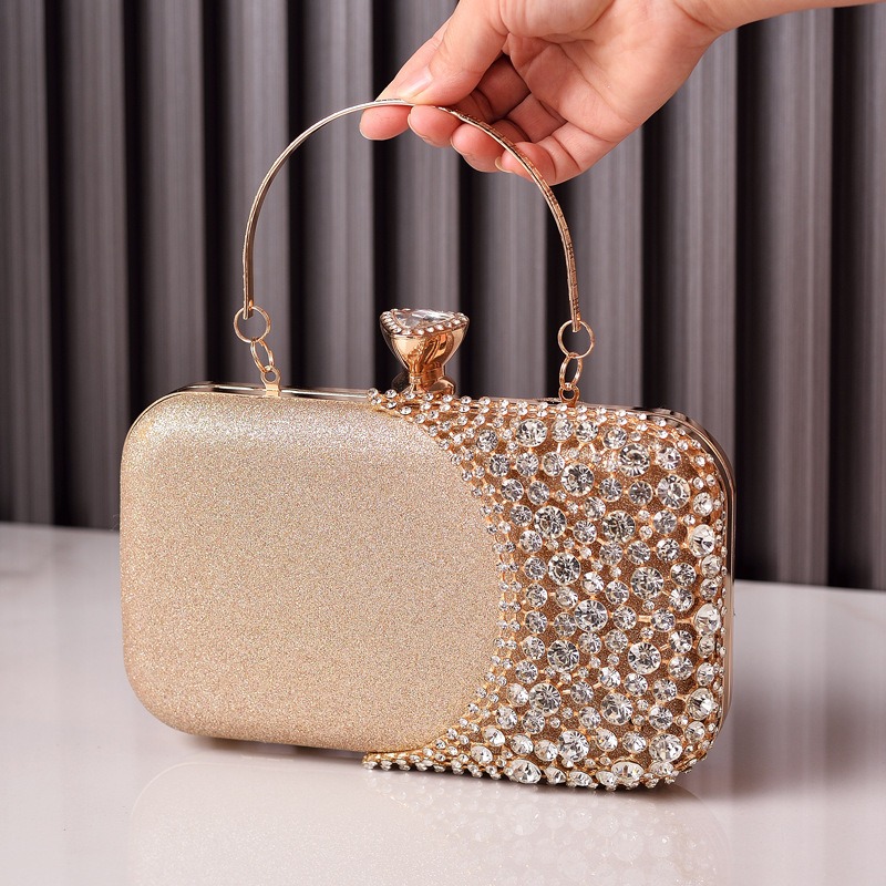 Bolso con asa y costuras de pedreria