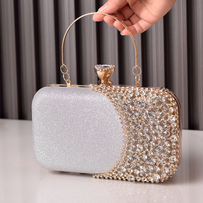 Bolso con asa y costuras de pedreria