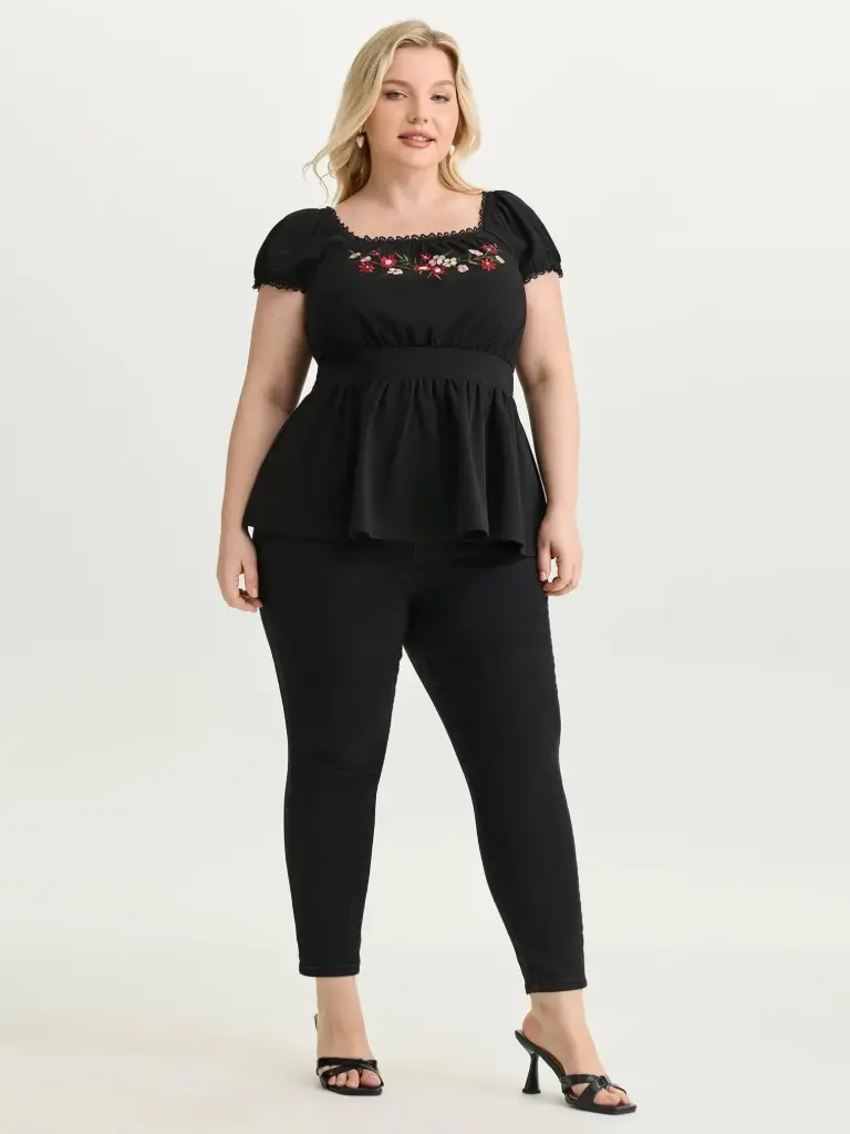 Blusa ceñida de escote bordado 