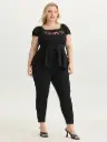 Blusa ceñida de escote bordado 