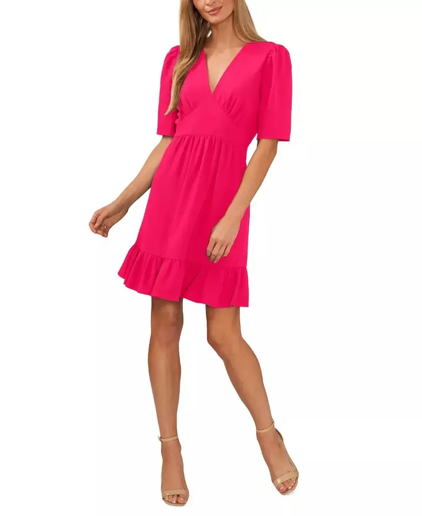 Vestido con escote en V y volantes en el dobladillo 