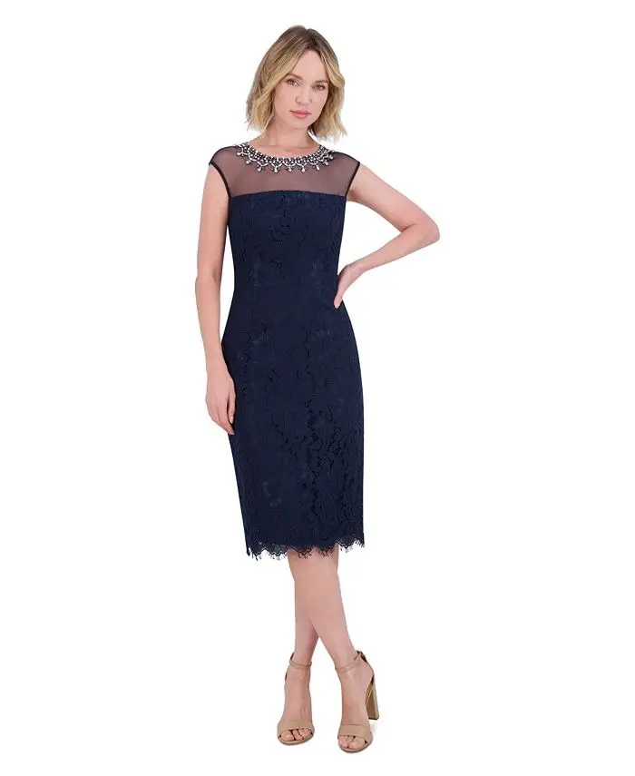 Vestido de encaje con escote de pedrería