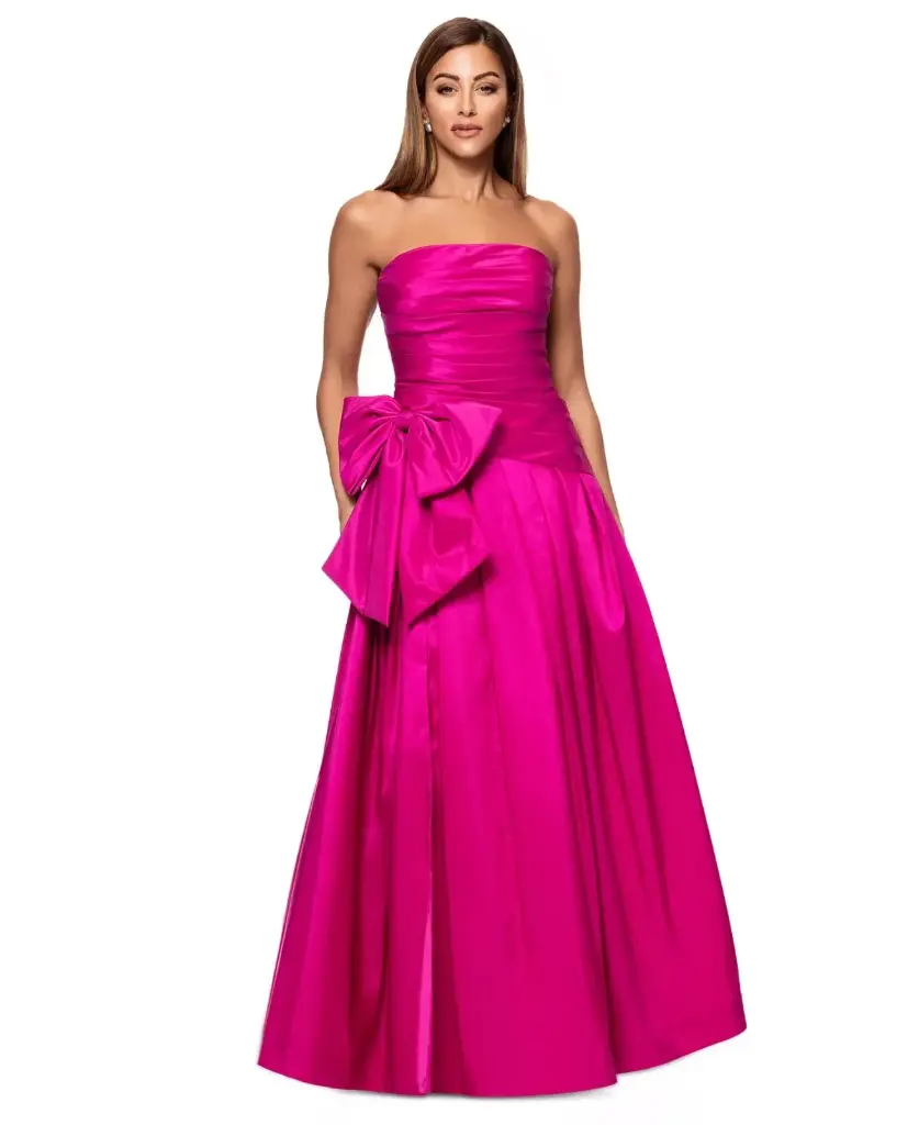 Vestido con corpiño fruncido y con lazo 