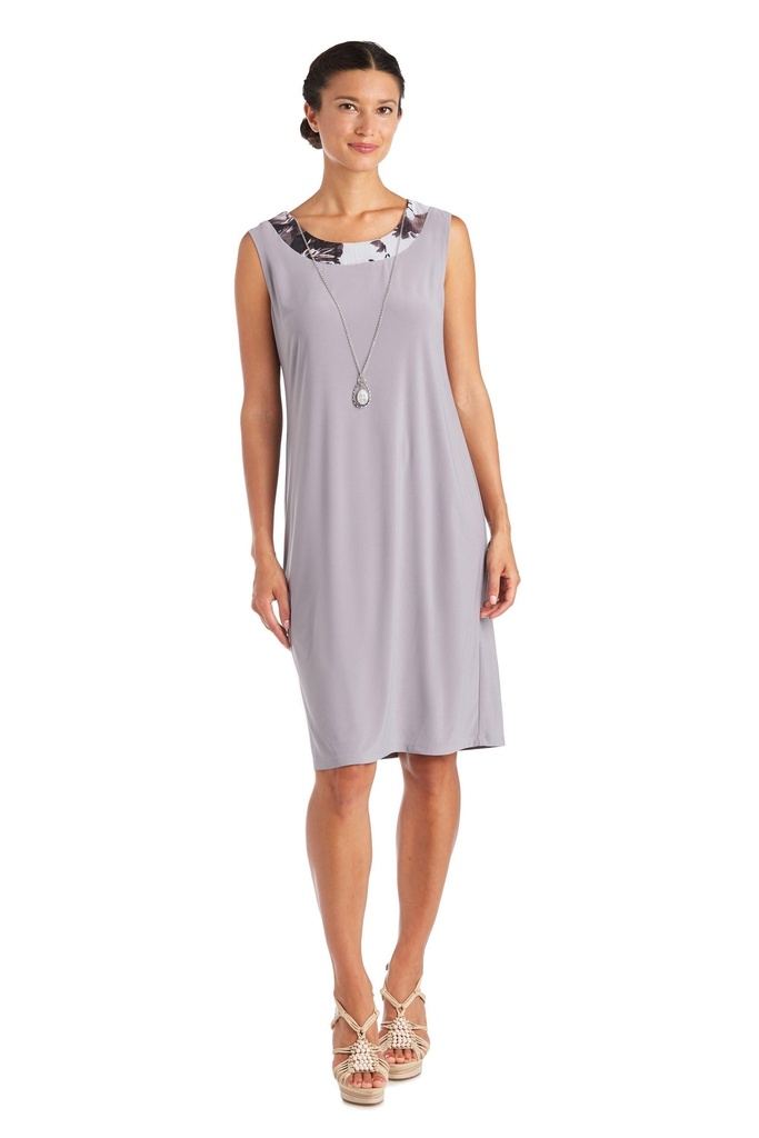 Vestido corto y cuello estampado