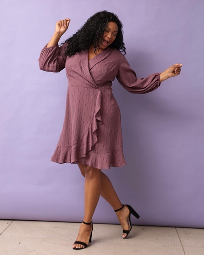 Vestido cruzado con falda de volantes