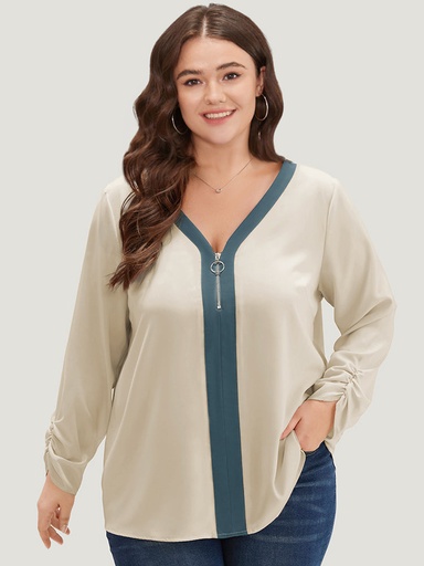Blusa antiarrugas con cremallera en el escote en V