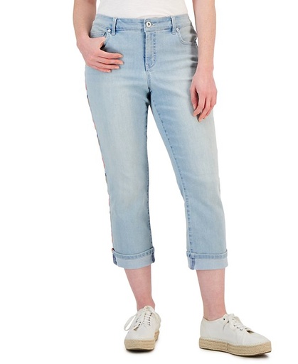 Jeans capri con lineas bordadas