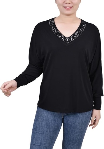 Blusa con tachuelas en el escote