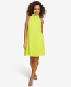 Vestido con cuello alto y volantes