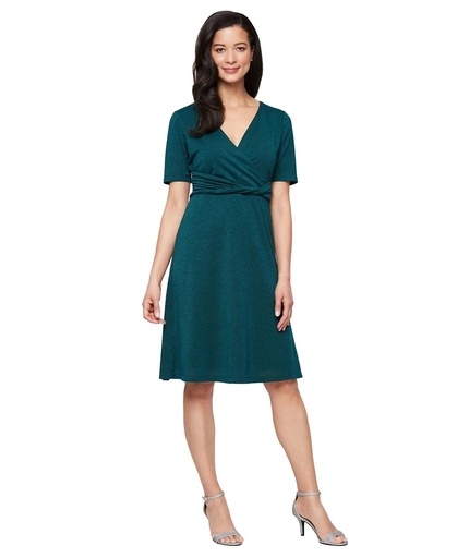 Vestido de manga corta y escote V cruzado