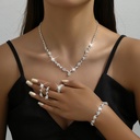 Juego de collar con aretes, pulsera y anillo