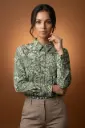 Blusa camisera con estampado floral 