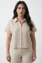 Blusa camisera con estampado abstracto 