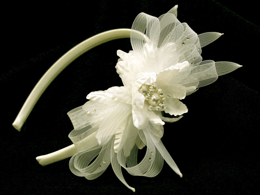 Diadema de raso con tul y flor