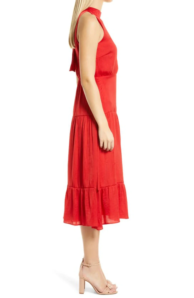 Vestido escalonado con cuello alto