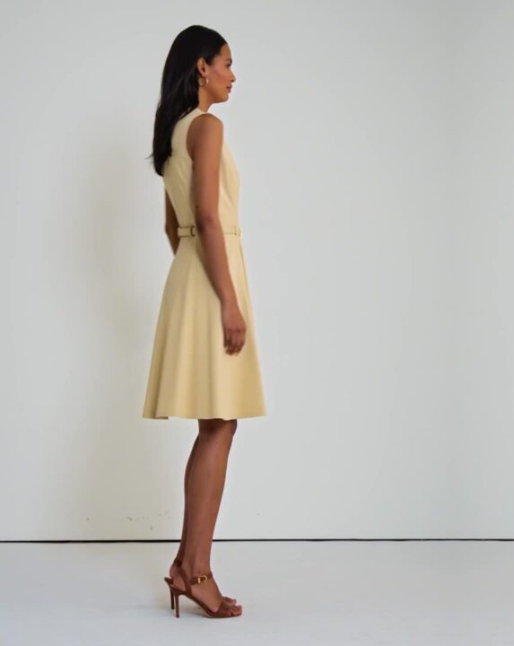 Vestido sin mangas con cinturón