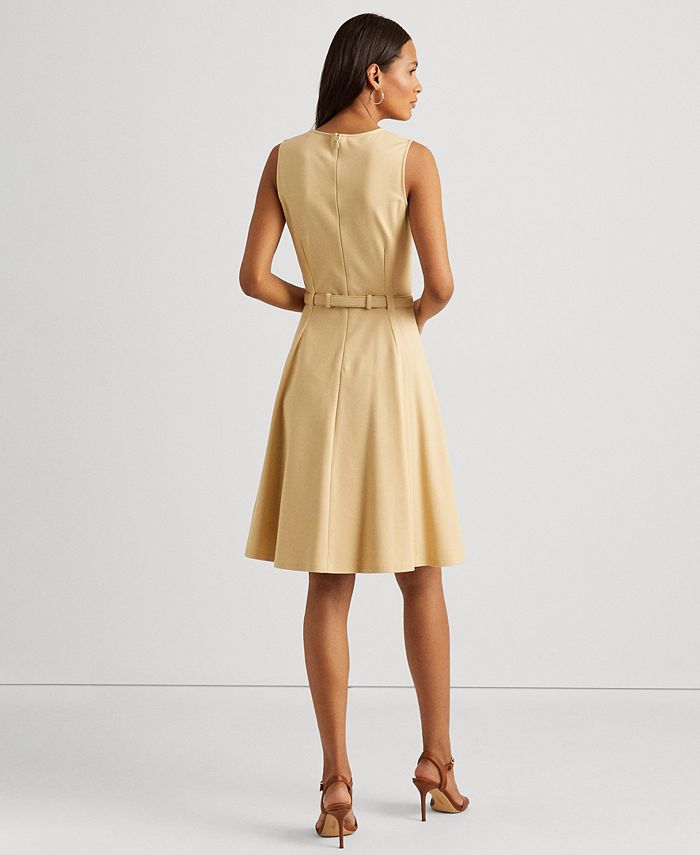 Vestido sin mangas con cinturón