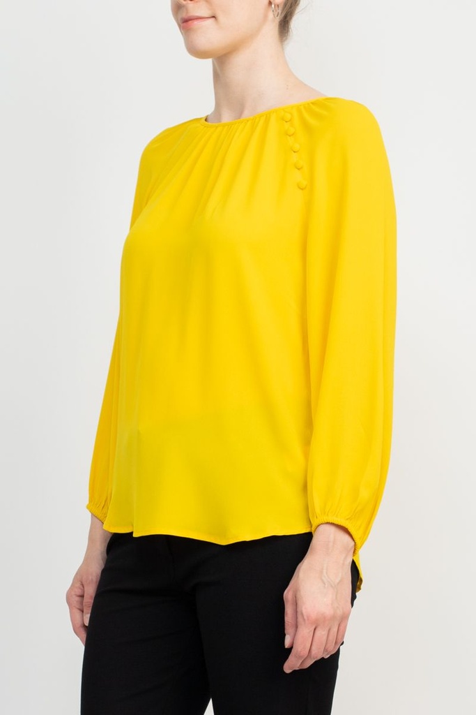 Blusa con adorno en los hombros