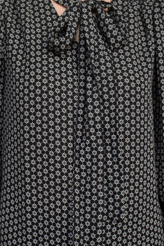 Blusa estampada con lazo