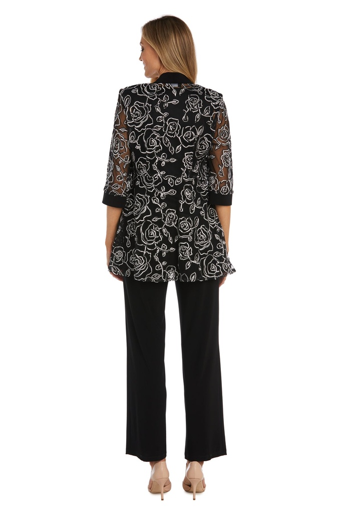 Traje pantalón con adornos florales