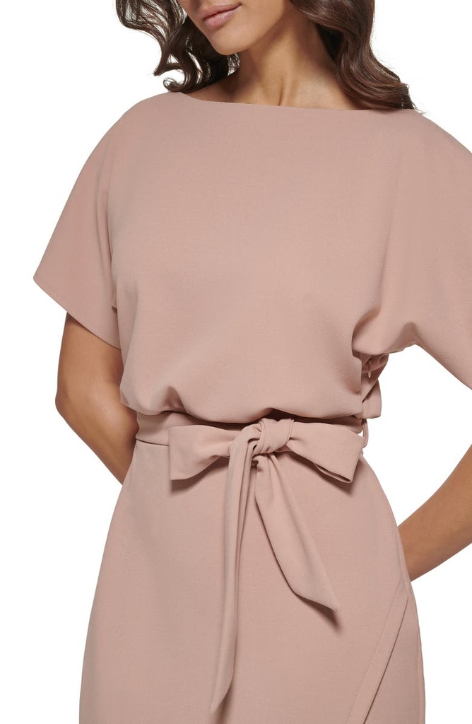 Vestido cruzado con amarre de lazo