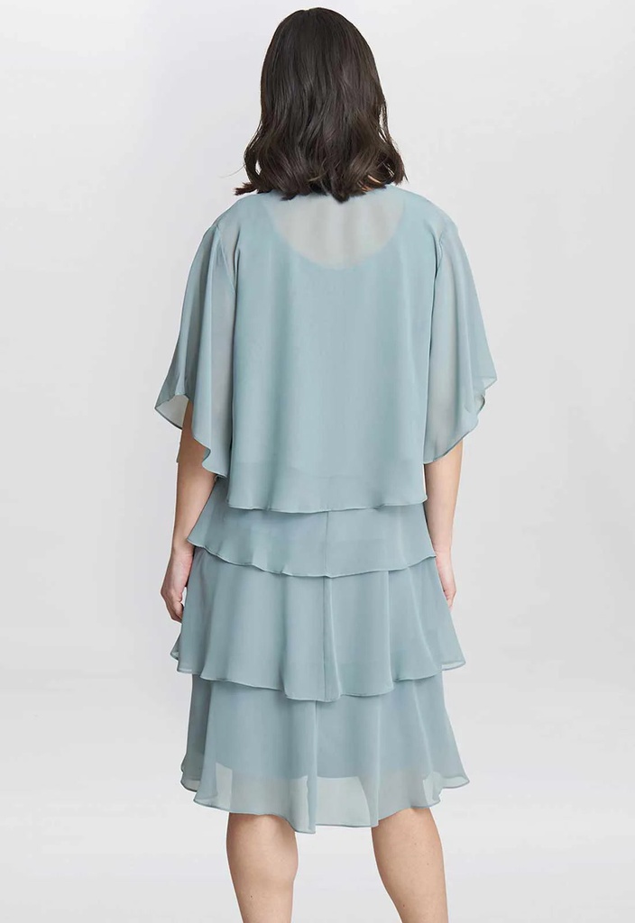Vestido y chaqueta con capas