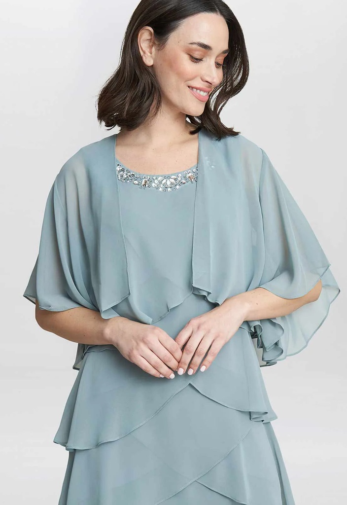 Vestido y chaqueta con capas