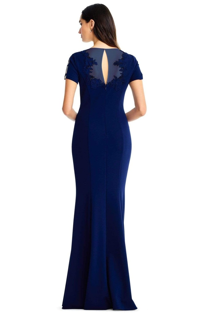 Vestido de crepé con escote redondo