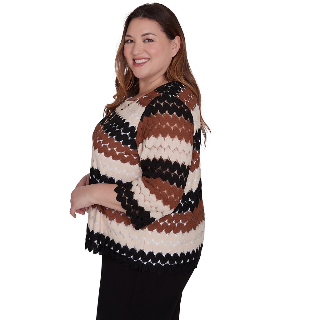 Blusa encaje texturizado con collar