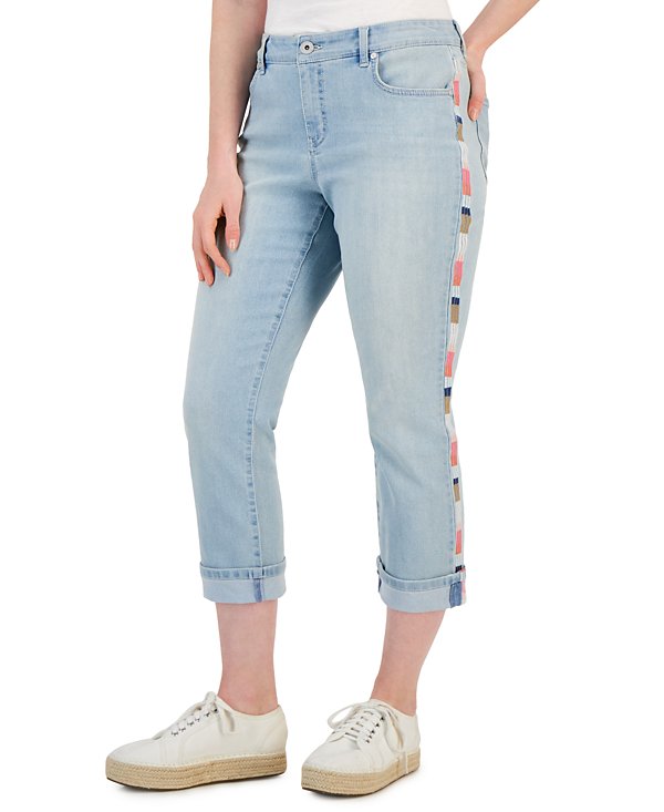 Jeans capri con lineas bordadas