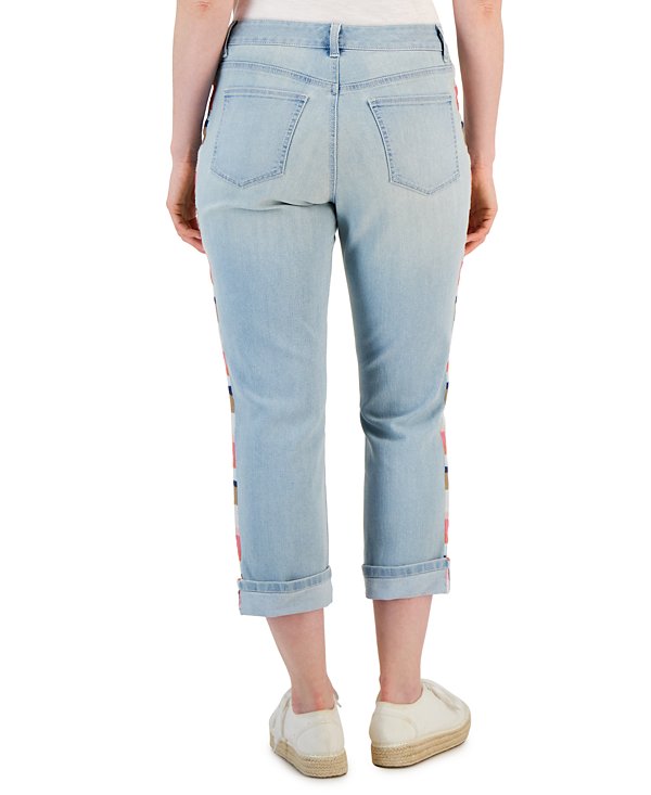 Jeans capri con lineas bordadas