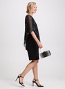 Vestido asimétrico con capa