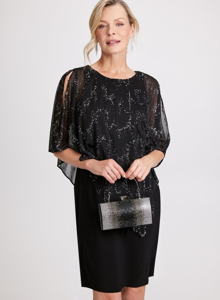 Vestido asimétrico con capa