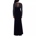 Vestido largo con mangas de pedrería
