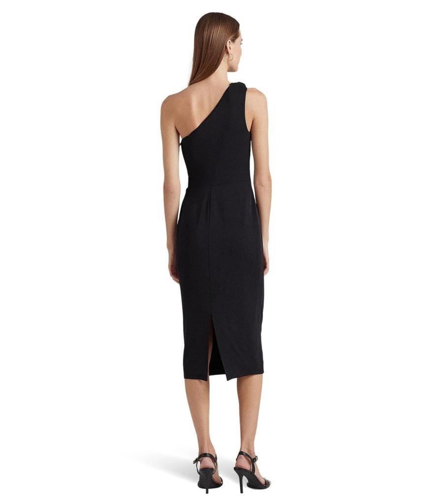 Vestido con escote asimetrico