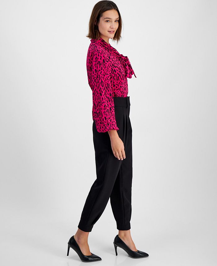 Pantalón de talle medio con pliegues