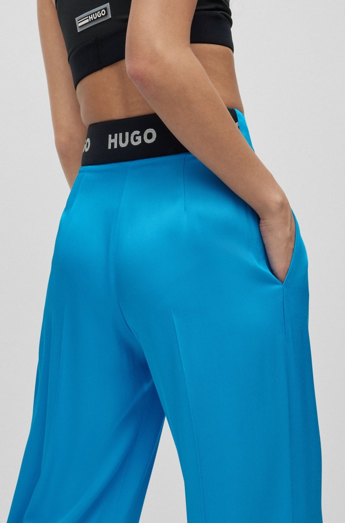 Pantalón con detalle en cinturilla