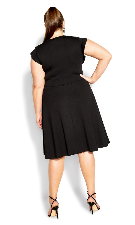 Vestido con volantes en los hombros