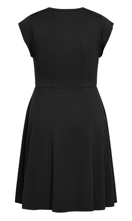 Vestido con volantes en los hombros