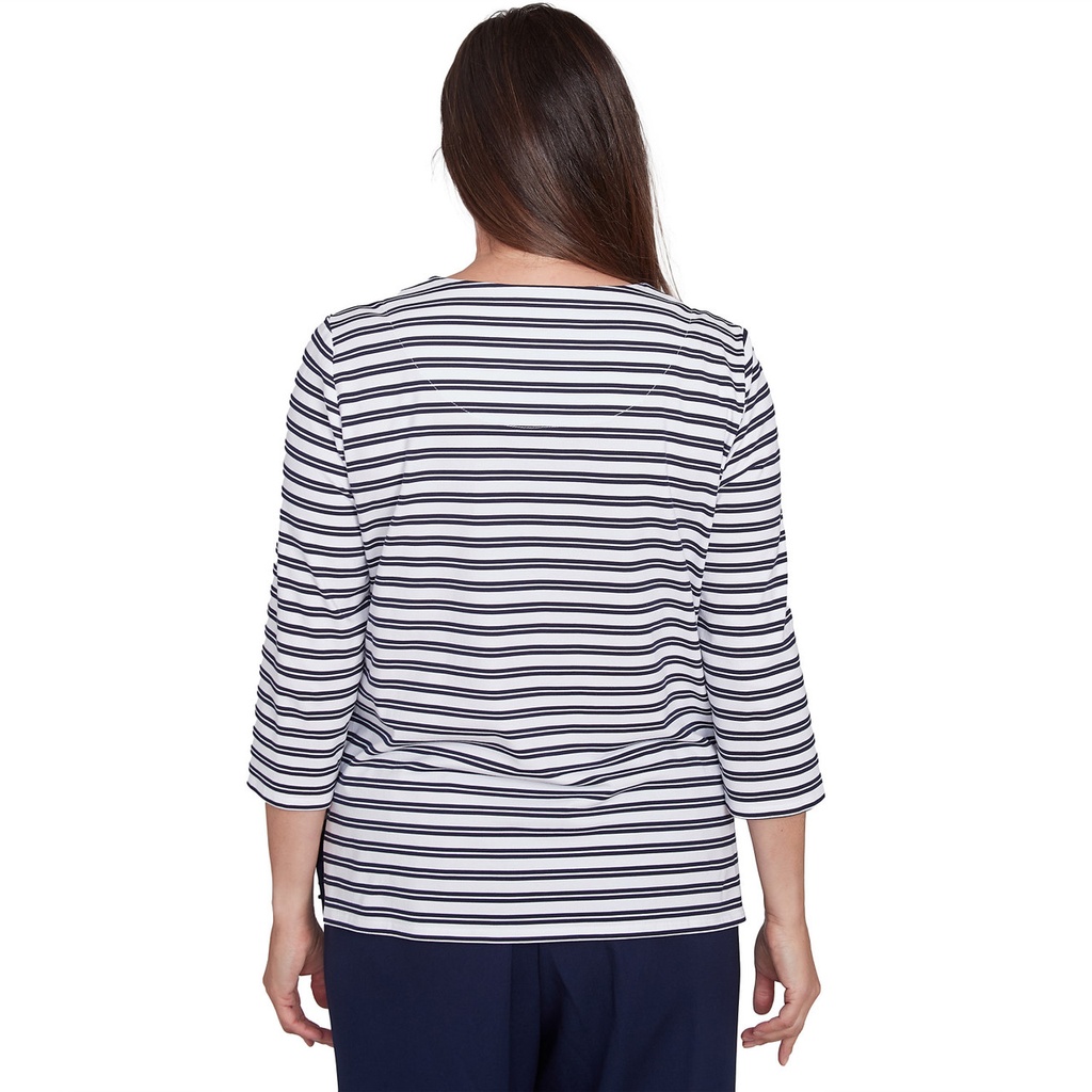 Blusa a rayas con escote bordado